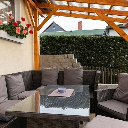 Semesterbostad Fenced Garden, *